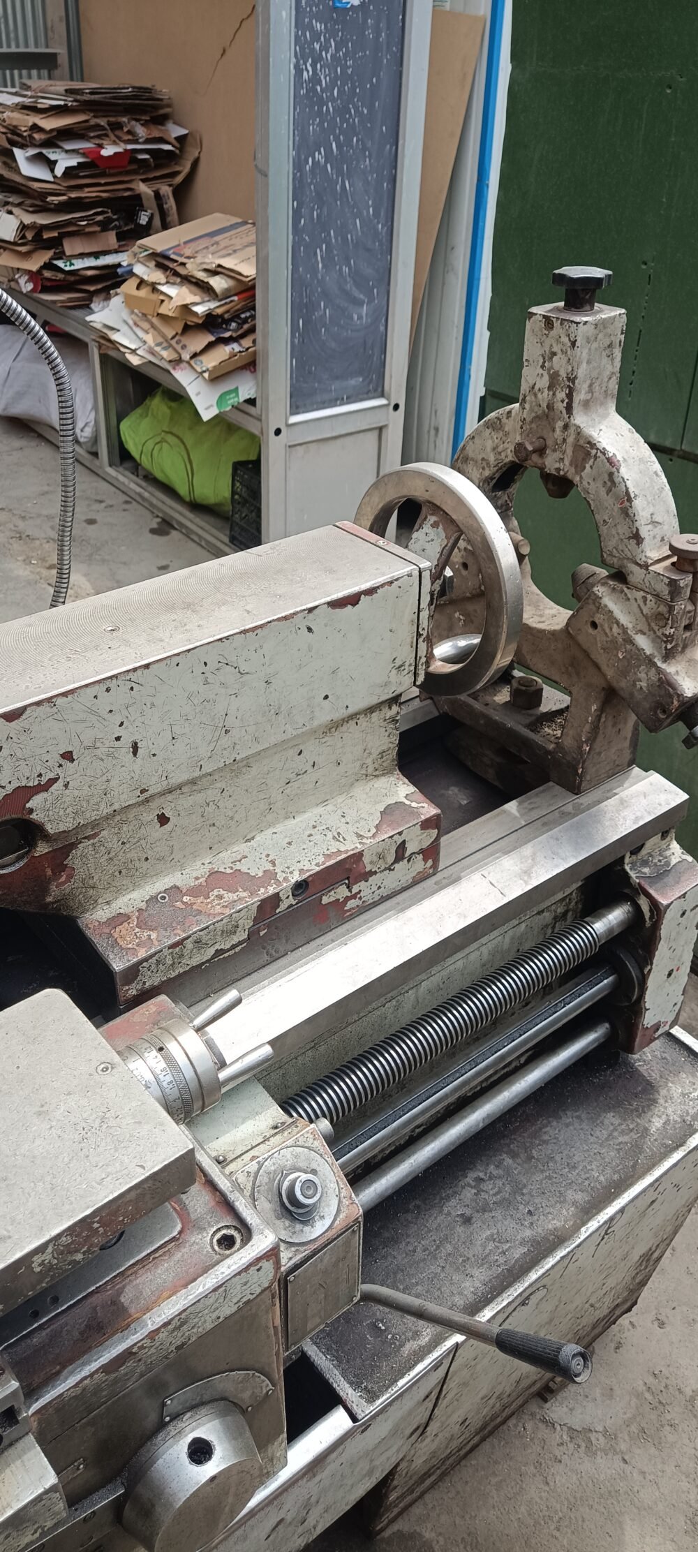 تراش TUG 40 لهستان - طول کارگیر ۱ متر، قطر کارگیر ۴۵ سانتیمتر، همراه لوازم جانبی کامل - تصویر 5