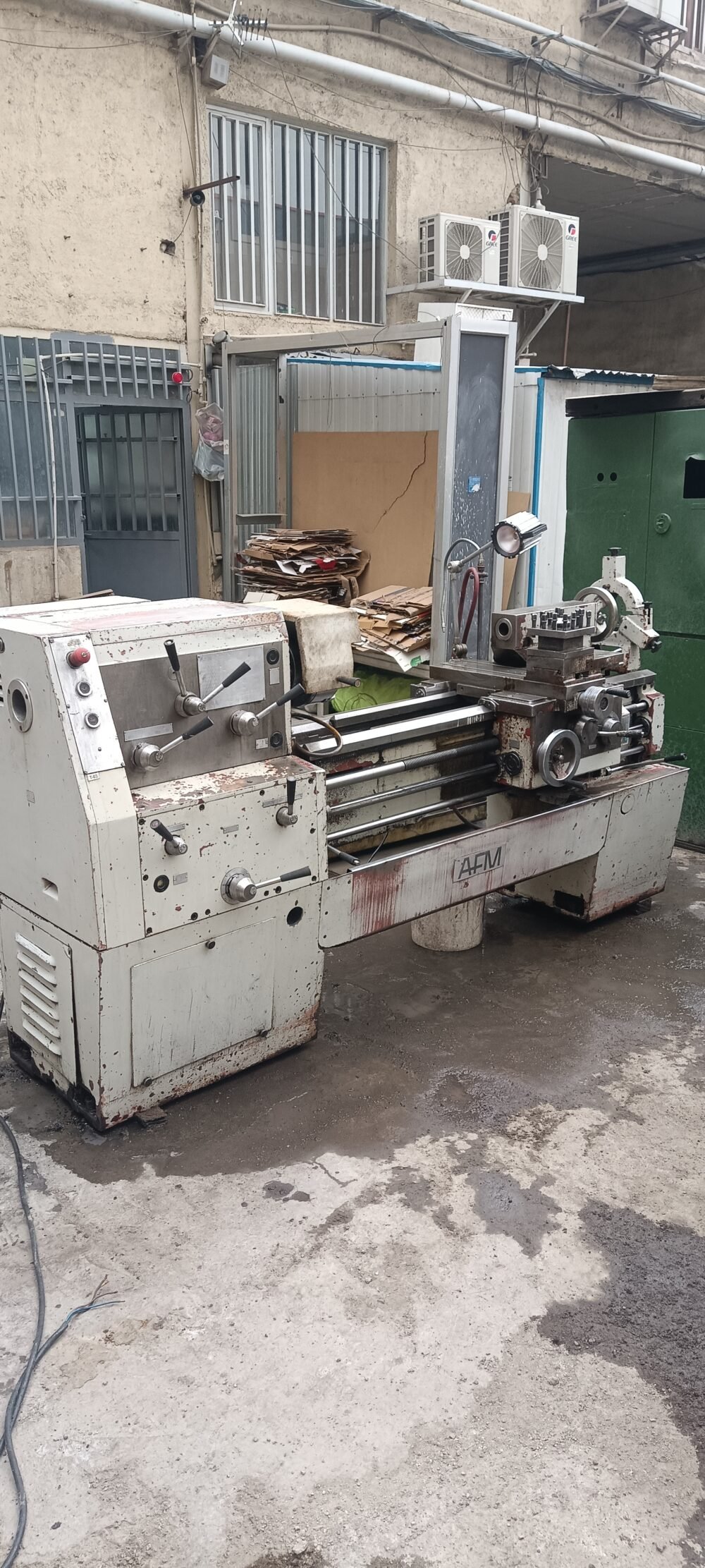 تراش TUG 40 لهستان - طول کارگیر ۱ متر، قطر کارگیر ۴۵ سانتیمتر، همراه لوازم جانبی کامل